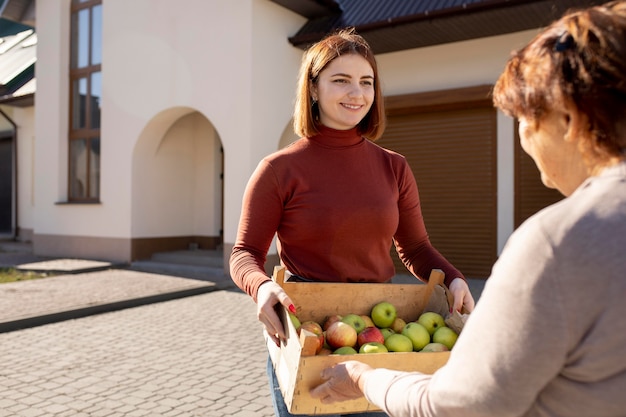 Foto gratuita persone che portano rifornimenti ai vicini