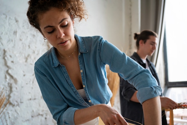 Foto gratuita persone che costruiscono la propria disposizione essiccata