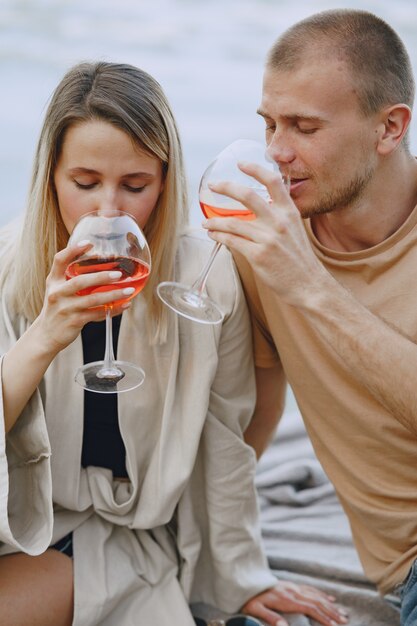 川沿いの人々。草の上でおいしい健康的な夏のピクニック。ブランセットの果物。