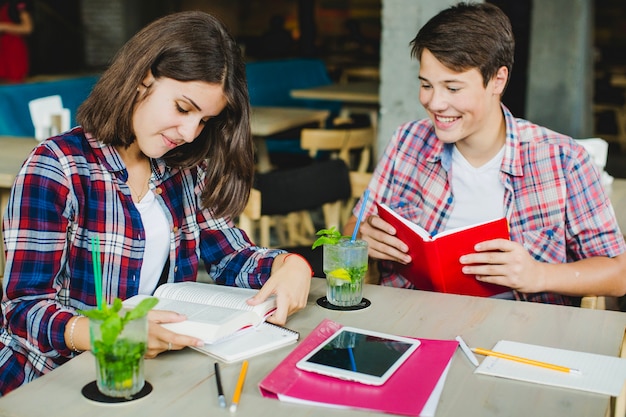 Foto gratuita persone in caffè con libri di testo