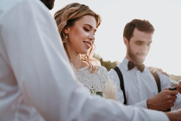 Persone che celebrano un matrimonio sulla spiaggia