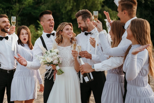 ビーチでの結婚式を祝う人々