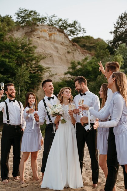 ビーチでの結婚式を祝う人々