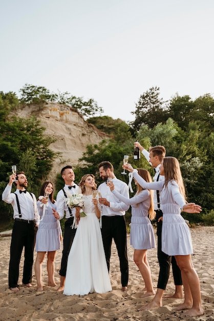 ビーチでの結婚式を祝う人々