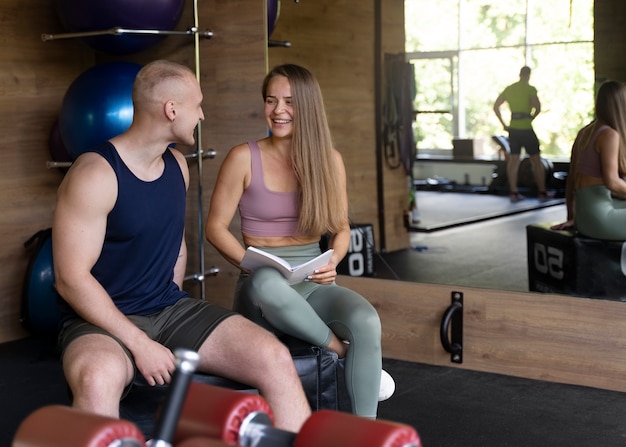 Foto gratuita persone che chiacchierano in palestra a tutto campo