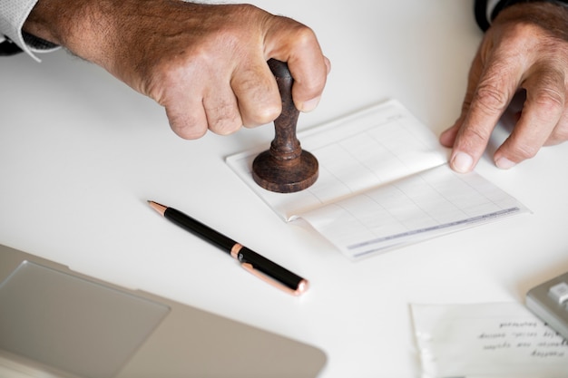 Foto gratuita la gente che controlla il libretto bancario isolato sulla tabella bianca