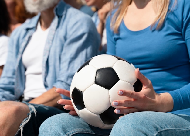 Foto gratuita persone che tifano per la squadra di calcio del proprio paese