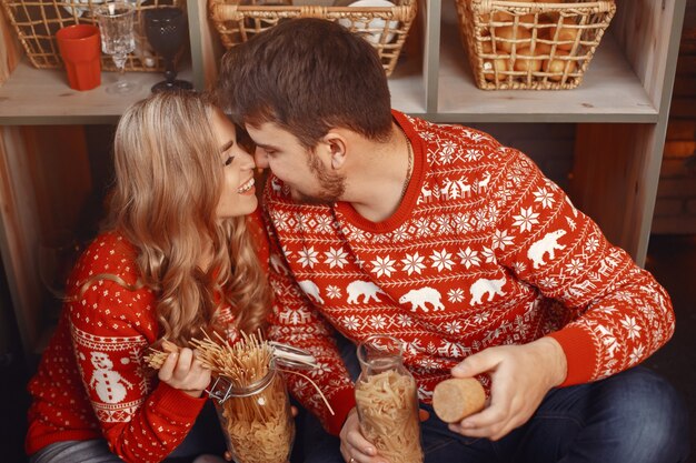 クリスマスの飾りの人々。赤いセーターの男と女。