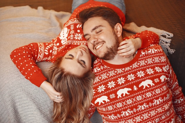 Persone in un addobbo natalizio. uomo e donna in un maglione rosso.