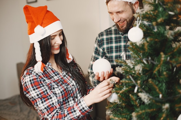 クリスマスの飾りの人々。