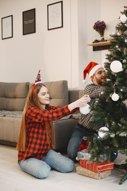 クリスマスの飾りの人々。