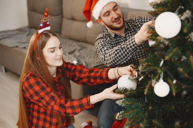 クリスマスの飾りの人々。