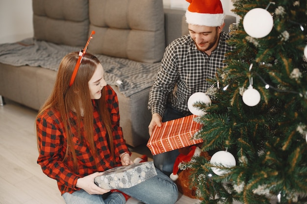 クリスマスの飾りの人々。