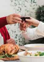 Free photo people clanging glasses of wine at festive table