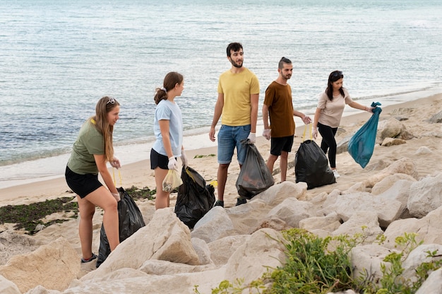 Persone che puliscono la spazzatura dalla natura