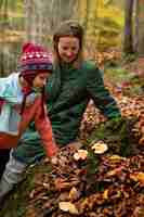 Foto gratuita gente che raccoglie cibo dalla foresta