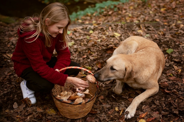 Foto gratuita gente che raccoglie cibo dalla foresta