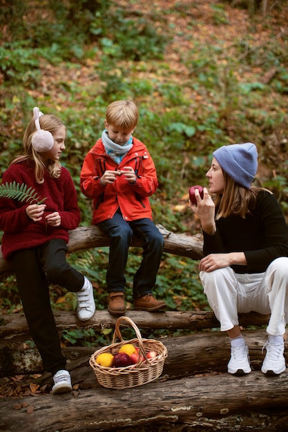 Foto gratuita gente che raccoglie cibo dalla foresta