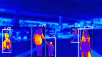 Foto gratuita persone in una scansione termica colorata con temperatura in gradi centigradi