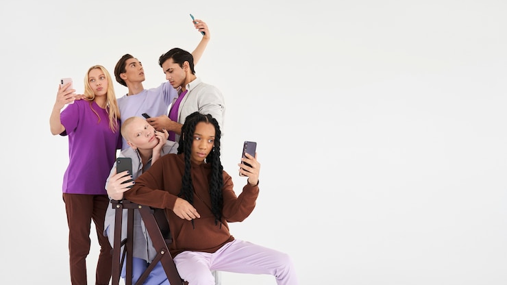Free Photo people connected on social media