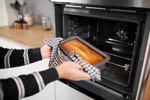 Foto gratuita persone che cucinano e si godono il cibo