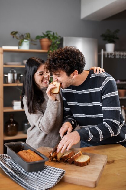 요리를 하고 음식을 즐기는 사람들