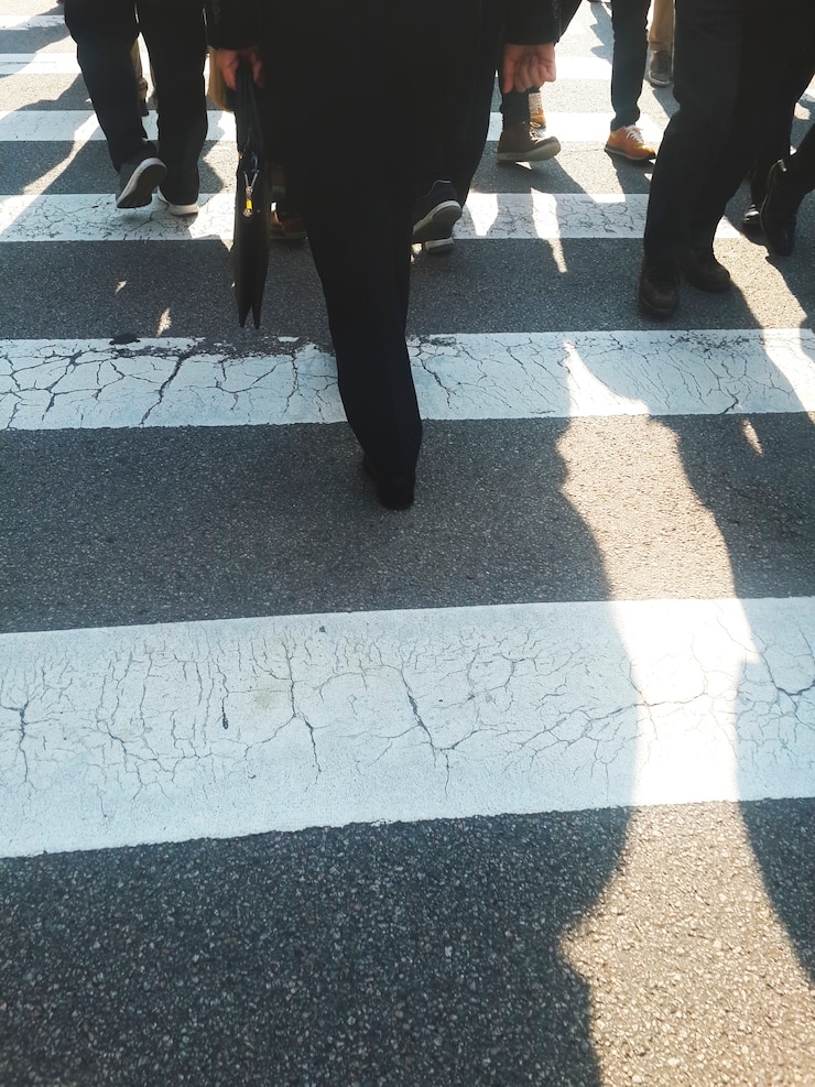 無料Photo 横断歩道を通り抜ける人々