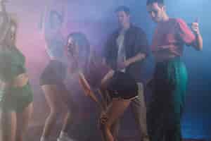 Foto gratuita persone che ballano e twerking in una festa al coperto