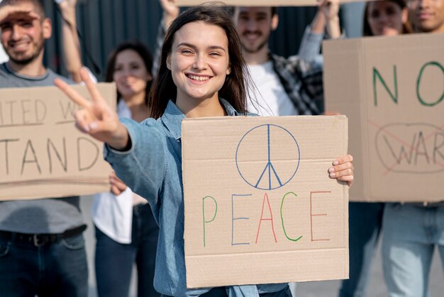 平和のために一緒にデモを行う人々