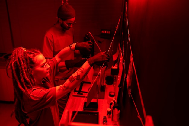 Бесплатное фото Люди прорабатывают фотографии в фотолаборатории под высоким углом