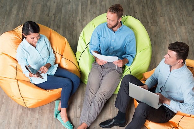 Persone che discutono questioni di affari sulle sedie del beanbag