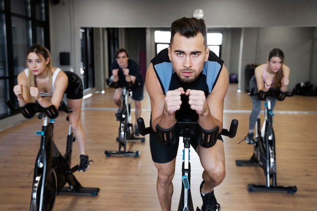 Foto gratuita persone che fanno ciclismo indoor