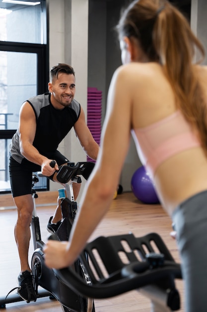 Foto gratuita persone che fanno ciclismo indoor