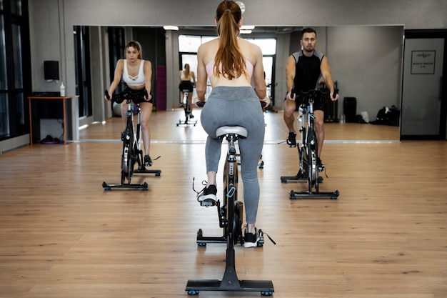 Foto gratuita persone che fanno ciclismo indoor