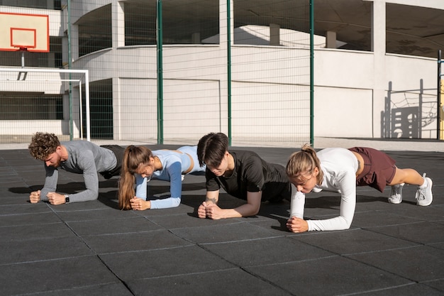 Foto gratuita persone che fanno allenamento all'aperto