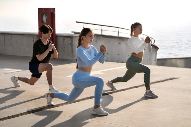 Foto gratuita persone che fanno allenamento all'aperto