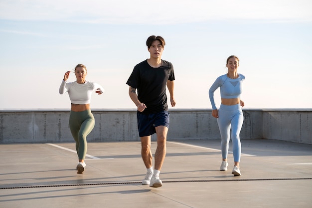 Foto gratuita persone che fanno allenamento all'aperto