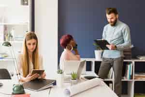 Foto gratuita persone che fanno il loro lavoro in ufficio