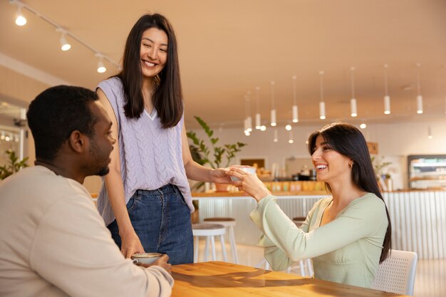 広々とした食堂でコーヒーを飲む人々