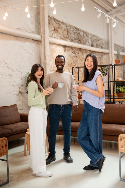 Foto gratuita persone che bevono caffè nella spaziosa caffetteria