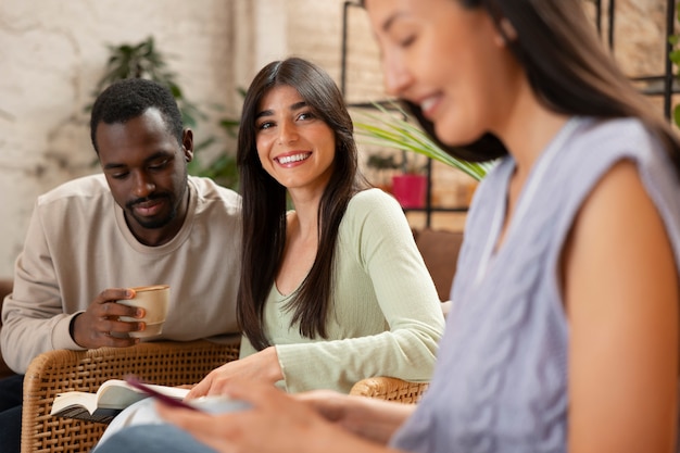 Persone che bevono caffè nella spaziosa caffetteria