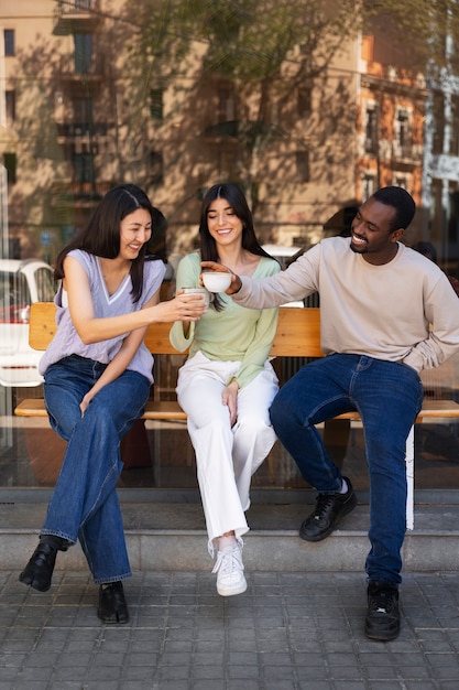 Foto gratuita persone che bevono caffè nella spaziosa caffetteria