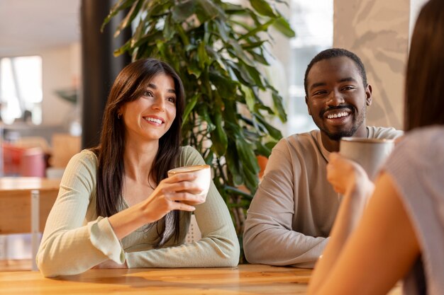 Persone che bevono caffè nella spaziosa caffetteria