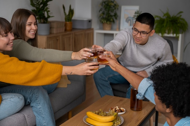 集会でコムブチャを飲んでいる人々