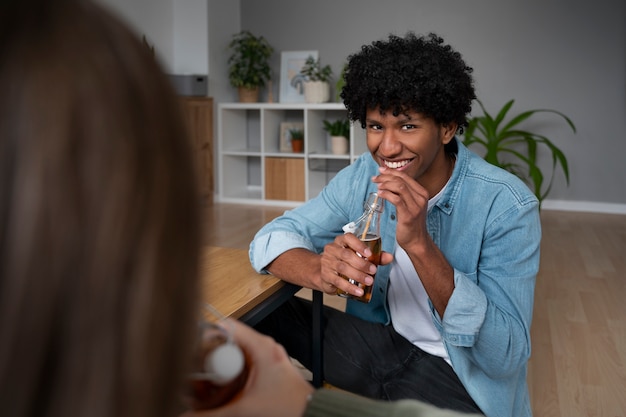 集会でコムブチャを飲んでいる人々