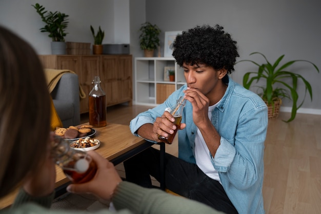 集会でコムブチャを飲んでいる人々