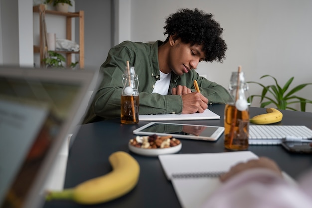 Foto gratuita persone che bevono kombucha a un raduno