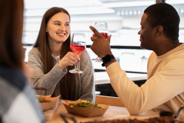 集まりで飲んだり話したりする人々