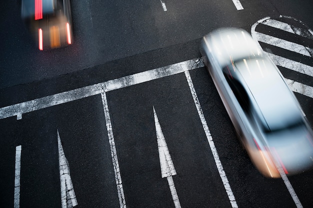 街路で車を運転する人々