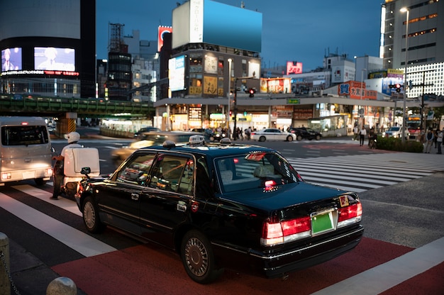 街の通りで車を運転する人